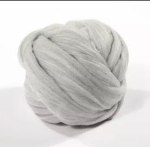 Carica l&#39;immagine nel visualizzatore di Gallery, Lana per realizzare capelli di bambole o lavorarla ad ago per infeltrimento.
